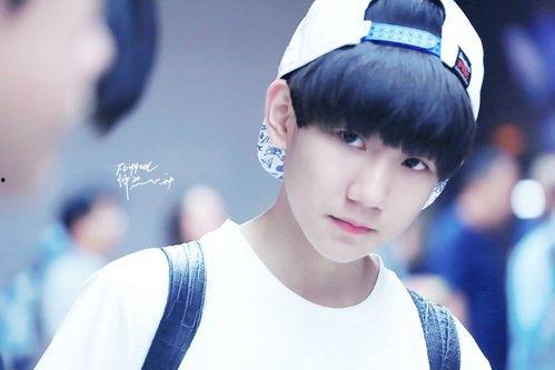 王源夫妇吃瓜视频,甜蜜互动引网友热议