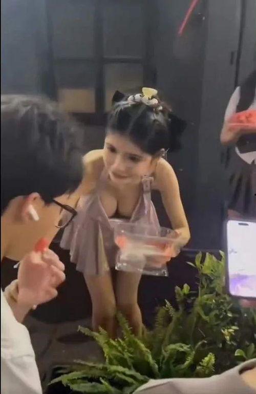 穿搭女博主吃瓜视频下载,吃瓜视频中的时尚启示录