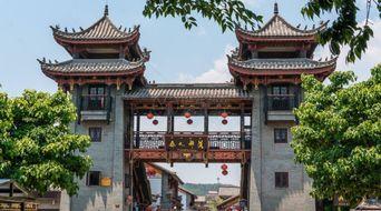 云南彝人古镇吃瓜视频,感受云南风情与悠闲时光